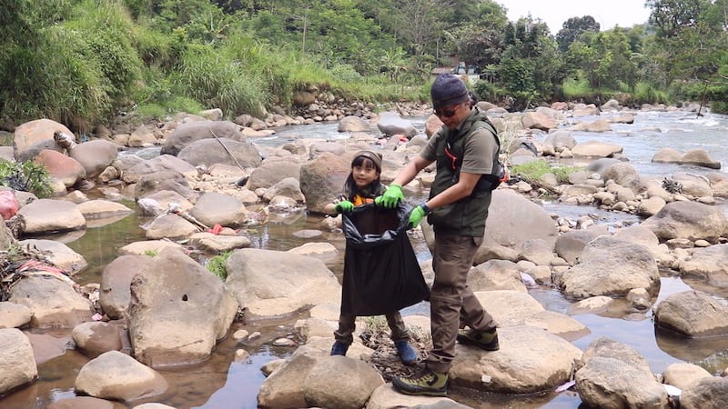 Membersihkan Sampah di Bantaran Sungai Ciliwung